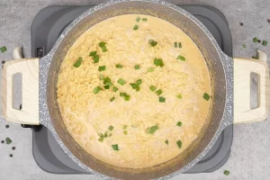 اضافه کردن پیازچه در تهیه نودل با پنیر چدار