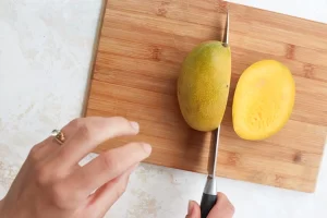 برش زدن انبه ها از وسط برای ترشی انبه