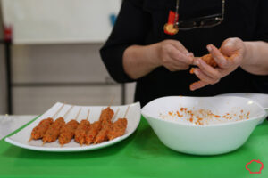 به سیخ کشیدن مخلوط گوشت