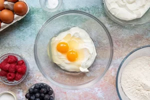 ترکیب کردن تخم مرغ و اسکیر برای تهیه پنکیک با ماست ایسلندی