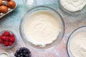 مخلوط کردن تخم مرغ و ماست برای تهیه پنکیک با ماست ایسلندی