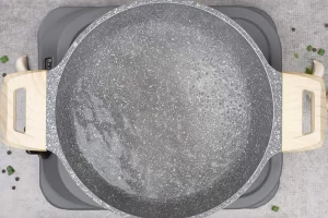 جوشاندن آب برای تهیه نودل با پنیر چدار
