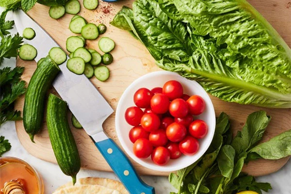 سبزیجات برای تهیه سالاد فتوش