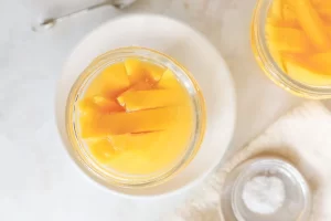 انبه در اب جوش و سرکه برای تهیه ترشی انبه