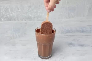 فرو بردن بستنی یخ زده در شکلات ذوب شده