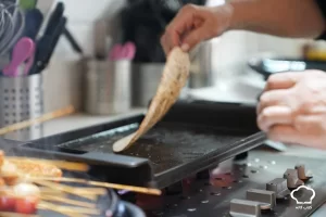 قرار دادن نان روی صفحه گریل