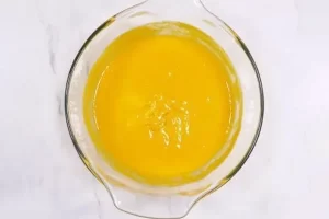 مخلوط کردن شیر خشک و شیر عسلی و پوره انبه