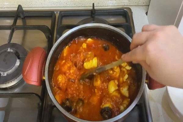 پخت نهایی و جا افتادن خورش آلو مسما گیلانی