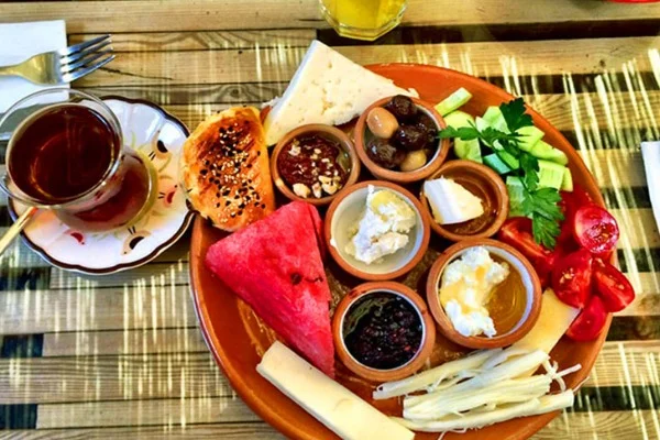 سینی صبحانه ساده همراه چای