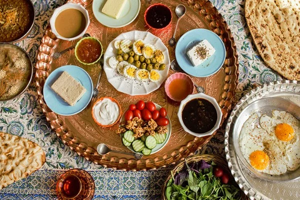 یک صبحانه مفصل به همراه تخم مرغ و حلوا شکری