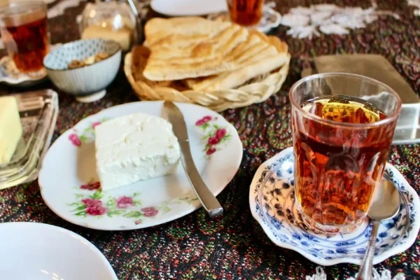 نان و پنیر به همراه چای برای صبحانه