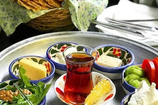 صبحانه ساده ایرانی به همراه چای