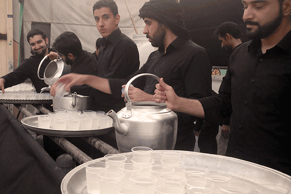 پخش شربت آبلیمو نذری در ماه محرم