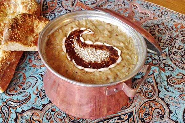 دیگچه ای از حلیم نذری
