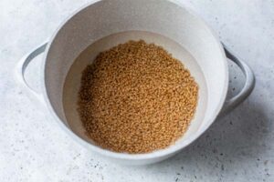 خیس کردن گندم در تهیه حلیم نذری