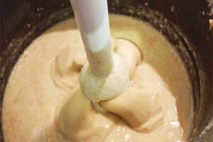 له کردن گندم پخته در تهیه حلیم نذری