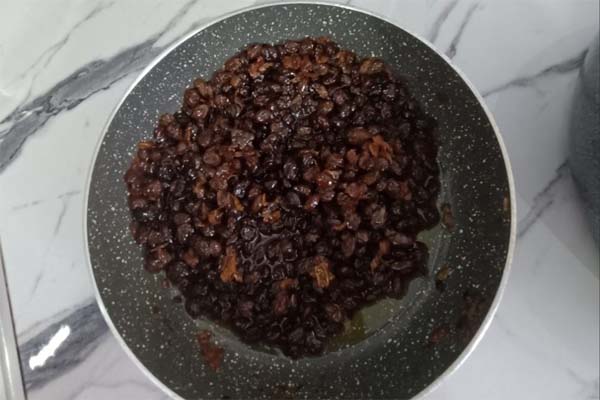 تهیه کشمش داغ در طرز تهیه ته‌چین گرمساری
