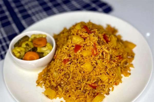 یک بشقاب دمی گوجه در کنار یک کاسه شور
