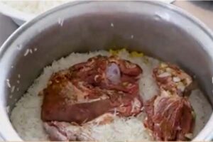 گذاشتن گوشت روی برنج در تهیه ته‌چین گرمساری