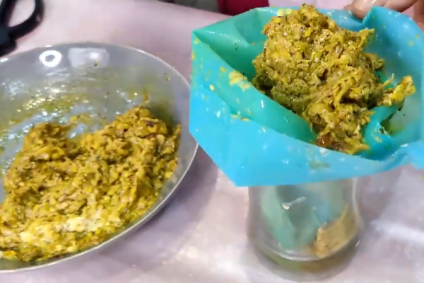 کوبیدن بادمجان سرخ شده در تهیه تارت کشک بادمجان