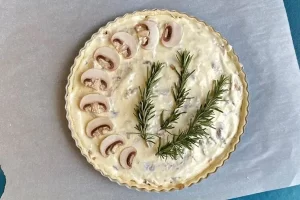 افزودن کرم تارت روی خمیر تارت مرغ و قارچ