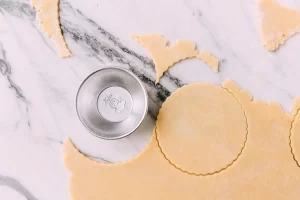 قالب زدن خمیر تارت تخم مرغ