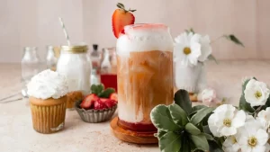 طرز تهیه آیس کافی توت فرنگی