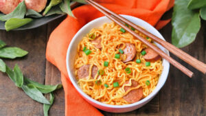 طرز تهیه نودل با سوسیس