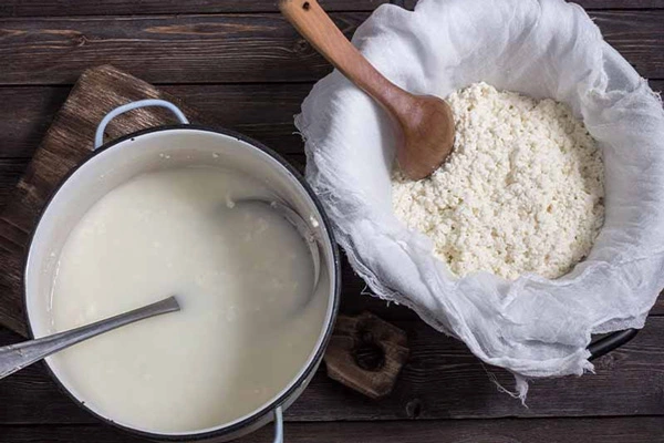 فشردن و شوراندن پنیر، یکی از مراحل طرز تهیه پنیر گودا خانگی