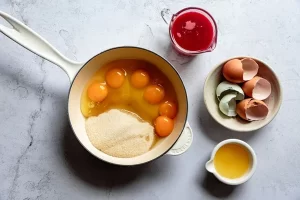 مخلوط کردن تخم مرغ شکر و آب پرتقال