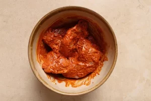 مرغ مزه دار شده برای تهیه مرغ تندوری