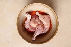 مزه دار کردن مرغ با مواد ماریناد تندوری