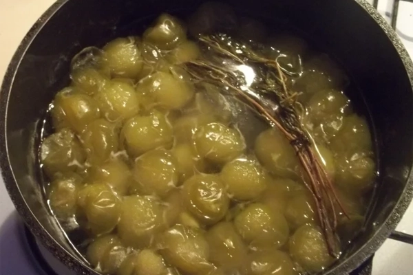 پخت گوجه سبزها در تهیه رب گوجه سبز