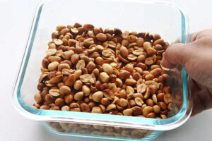 بادام زمینی بدون پوست و تفت داده شده برای تهیه کره بادام زمینی