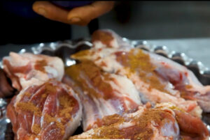 پاشیدن ادویه روی گوشت