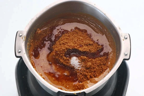 اضافه کردن شکر، روغن و نمک در تهیه کره بادام زمینی