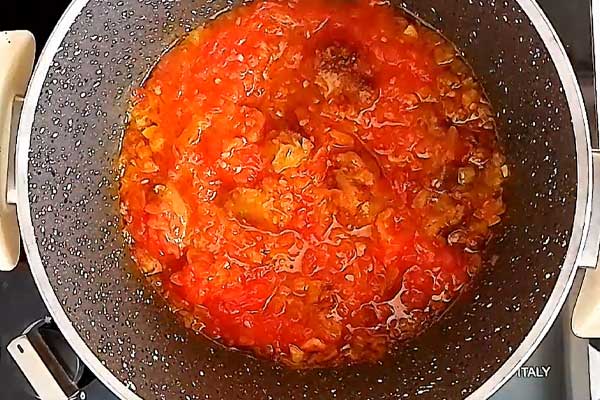 اضافه کردن پوره و رب گوجه فرنگی به خورشت بامیه