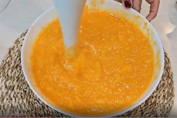 پوره کردن انبه با گوشت کوب برقی برای درست کردن لواشک انبه