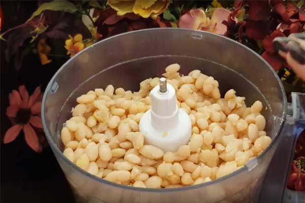 له کردن لوبیا سفید در غذاساز برای تهیه کوکو لوبیا سفید