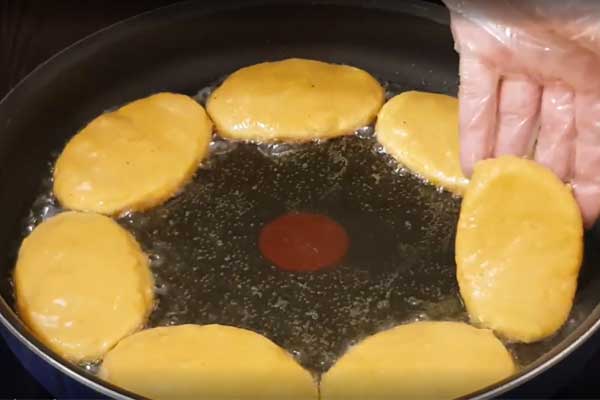 سرخ کردن کوکو لوبیا سفید در روغن