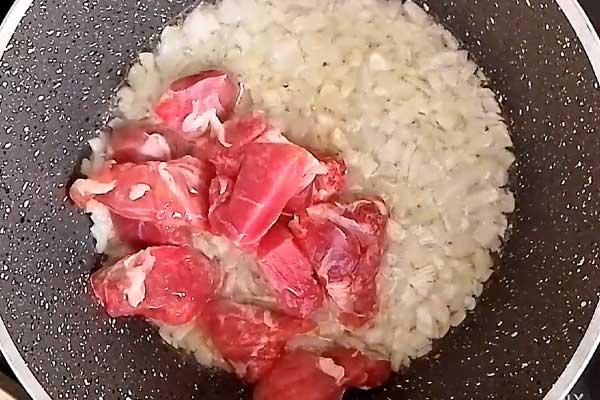 تفت دادن گوشت خورشتی برای تهیه خورشت بامیه با گوشت گوسفندی
