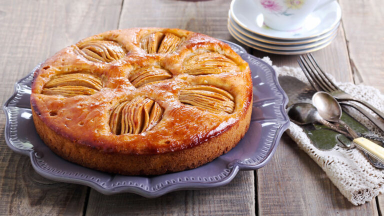 طرز تهیه کیک سیب و دارچین با ماست