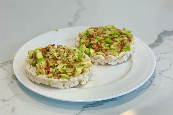 تاپینگ گواکامولی و فلفل دلمهای رایس کیک