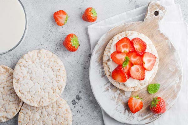 تاپینگ رایس کیک با ماست یونانی و توت فرنگی
