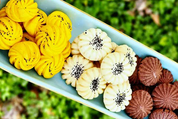 تهیه نان برنجی در رنگهای مختلف