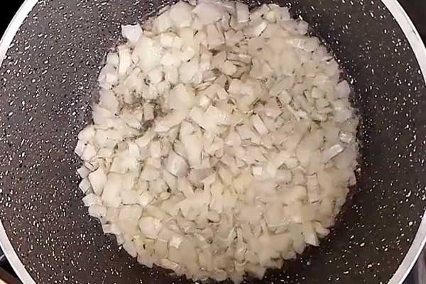 سرخ کردن پیاز در قابلمه برای تهیه خورشت بامیه با گوشت گوسفندی