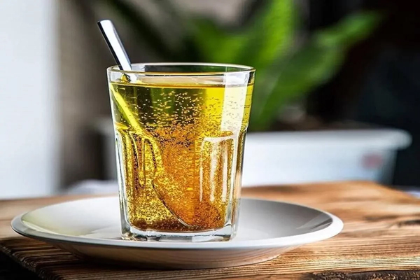 یک لیوان شربت خاکشیر با عسل