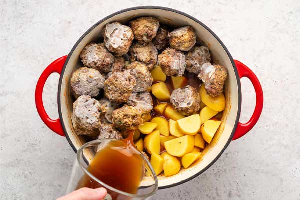 اضافه کردن آب و سیب زمینی به مواد کله گنجشکی