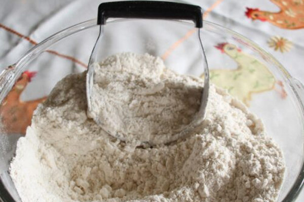 مخلوط کردن مواد خشک در تهیه تارت هلو