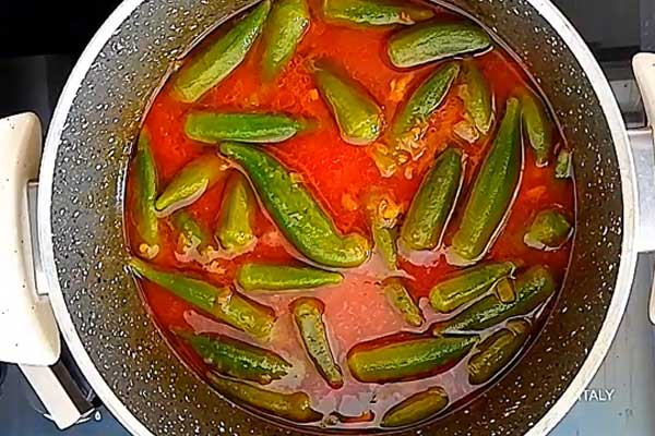 خورشت بامیه با گوشت گوسفندی در قابلمه 